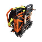 Orange og sort bærbar udluftningsblæser eller overtryksventilator med hjul og teleskophåndtag.